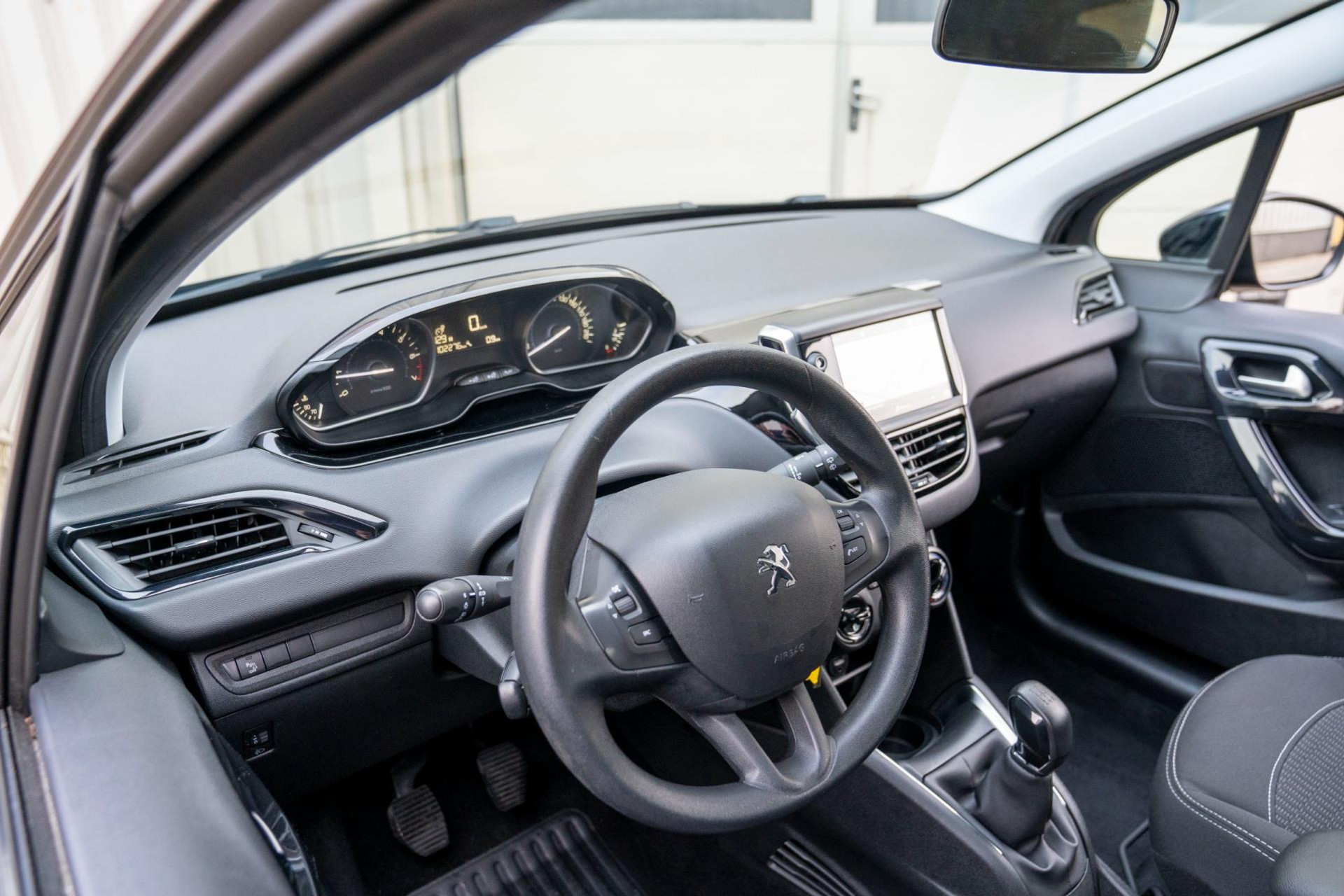 Peugeot 208 1.2 PureTech Blue Lion 48296149-2.jpg | T & L Auto's